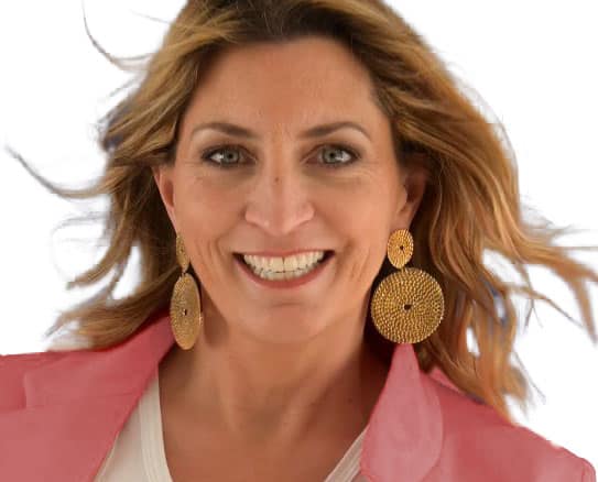 Photo d'Elise Morales avec un blazer rose